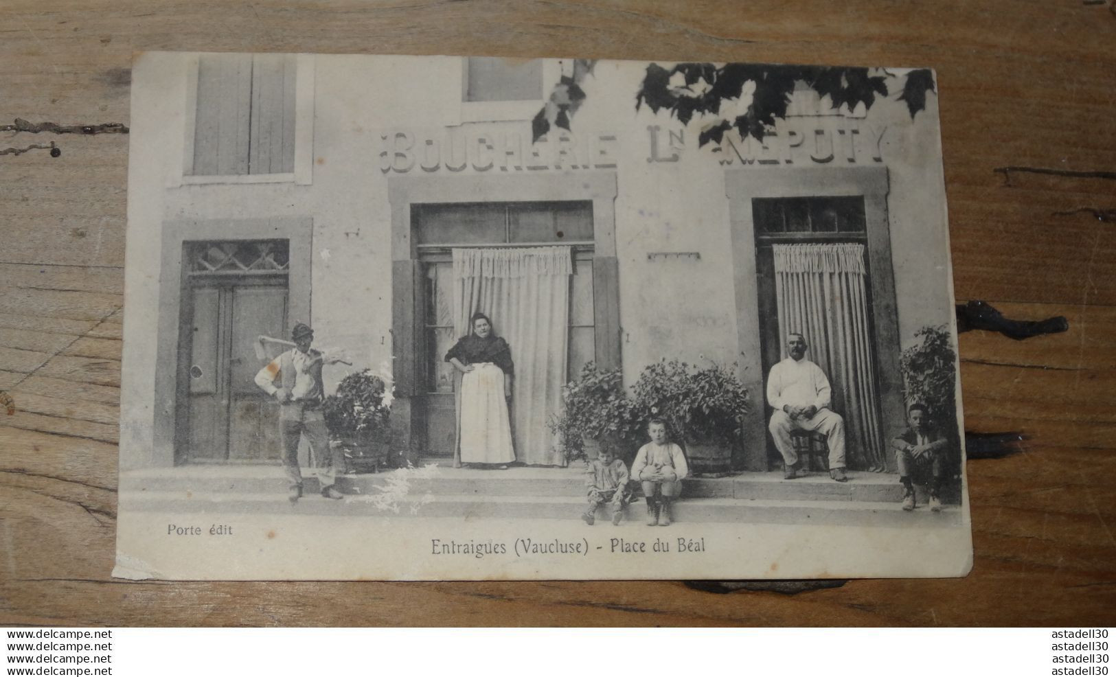 ENTRAIGUES : place du Béal    ........... 15542