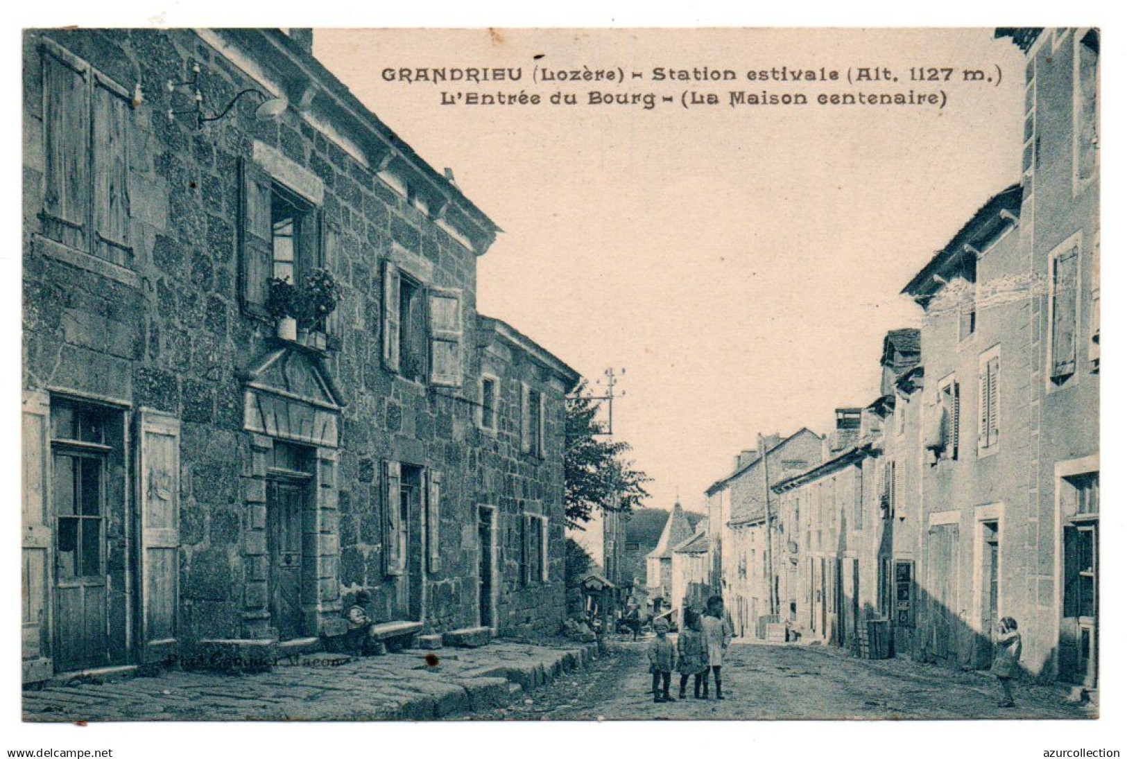 Entrée du Bourg. La Maison centenaire