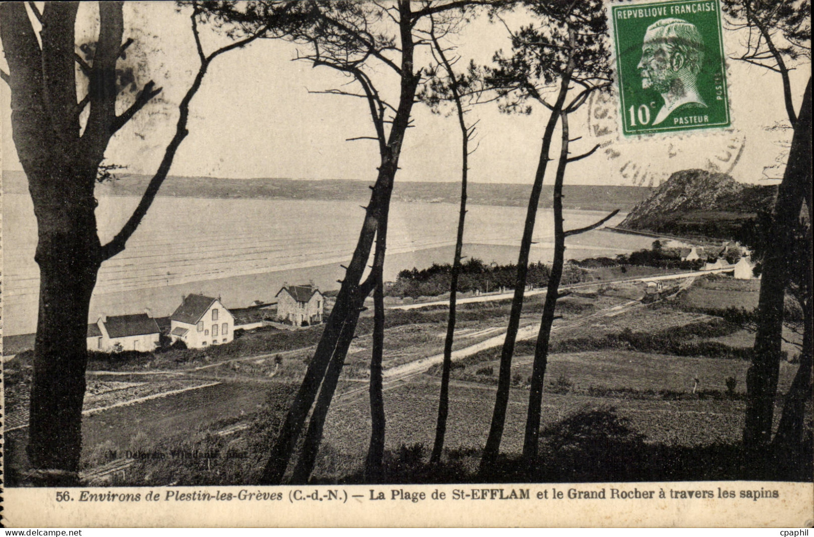 Environs de Plestin les Greves CPA La plage de St Efflam et le grand rocher a travers les sapins