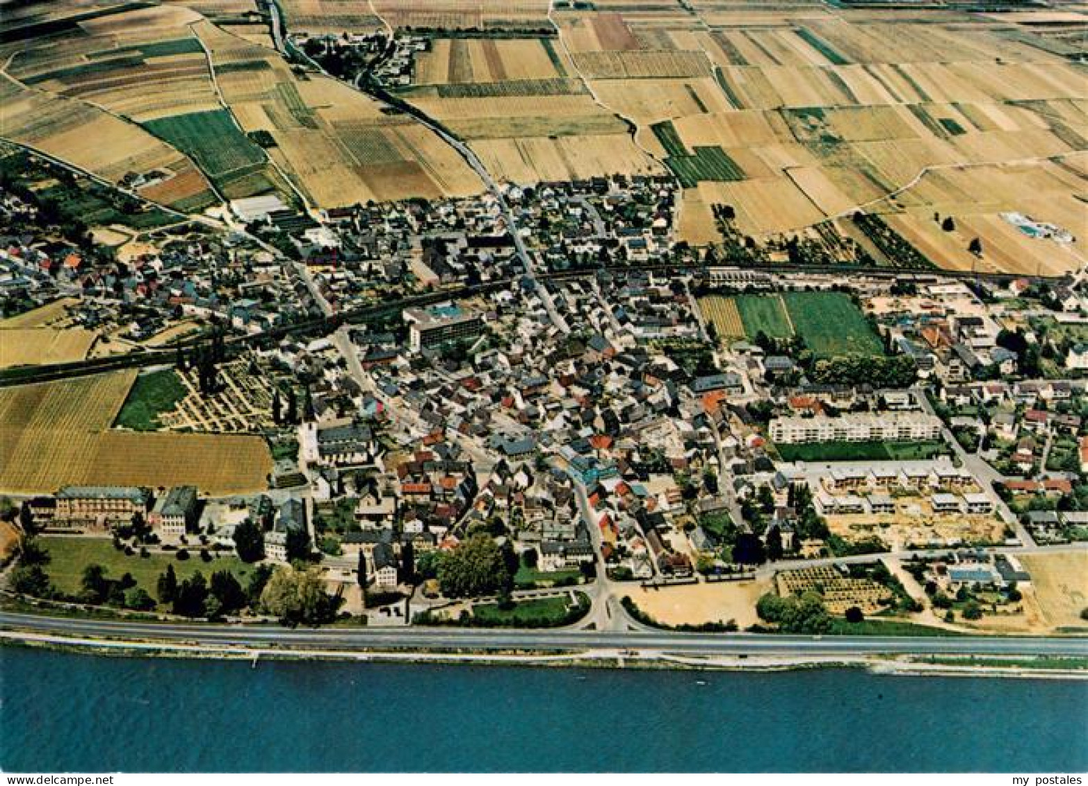 Erbach Rheingau Eltville Hessen Fliegeraufnahme Rheingau Rhein Ortschaft Weinber