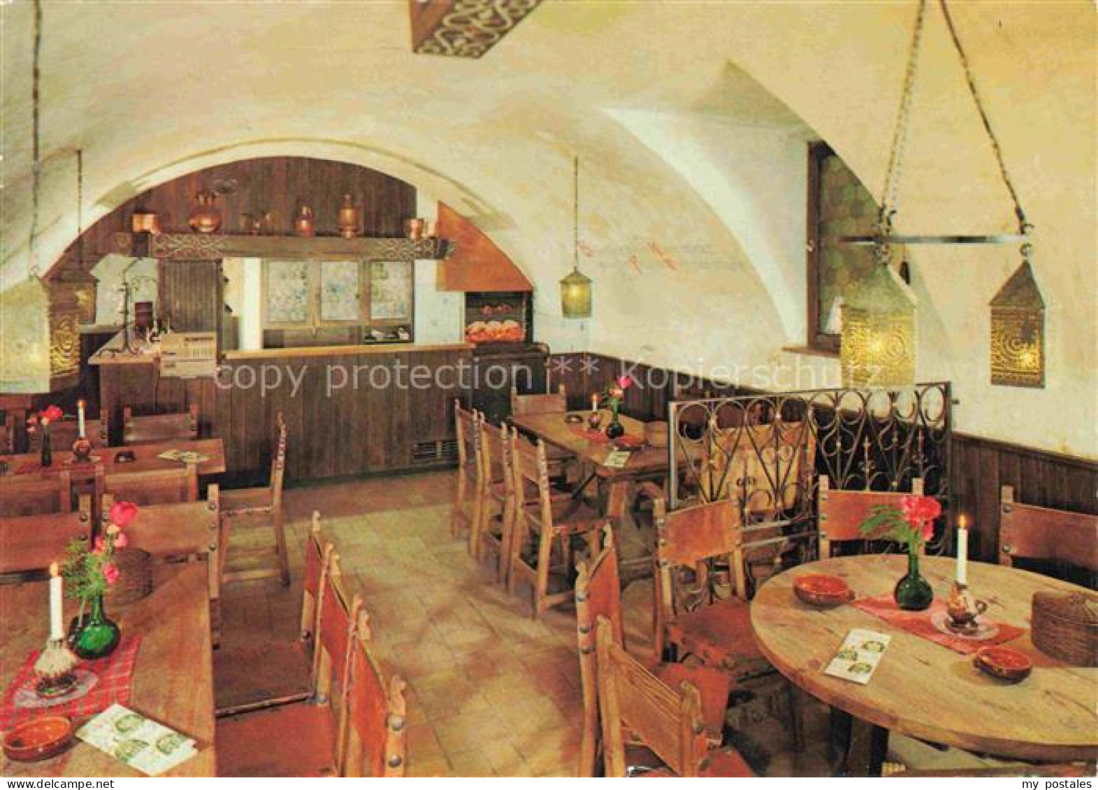 Erding Bayern Weinhaus Gaststaette Gewoelbe Holzmoebel Kerzen Laternen Restauran