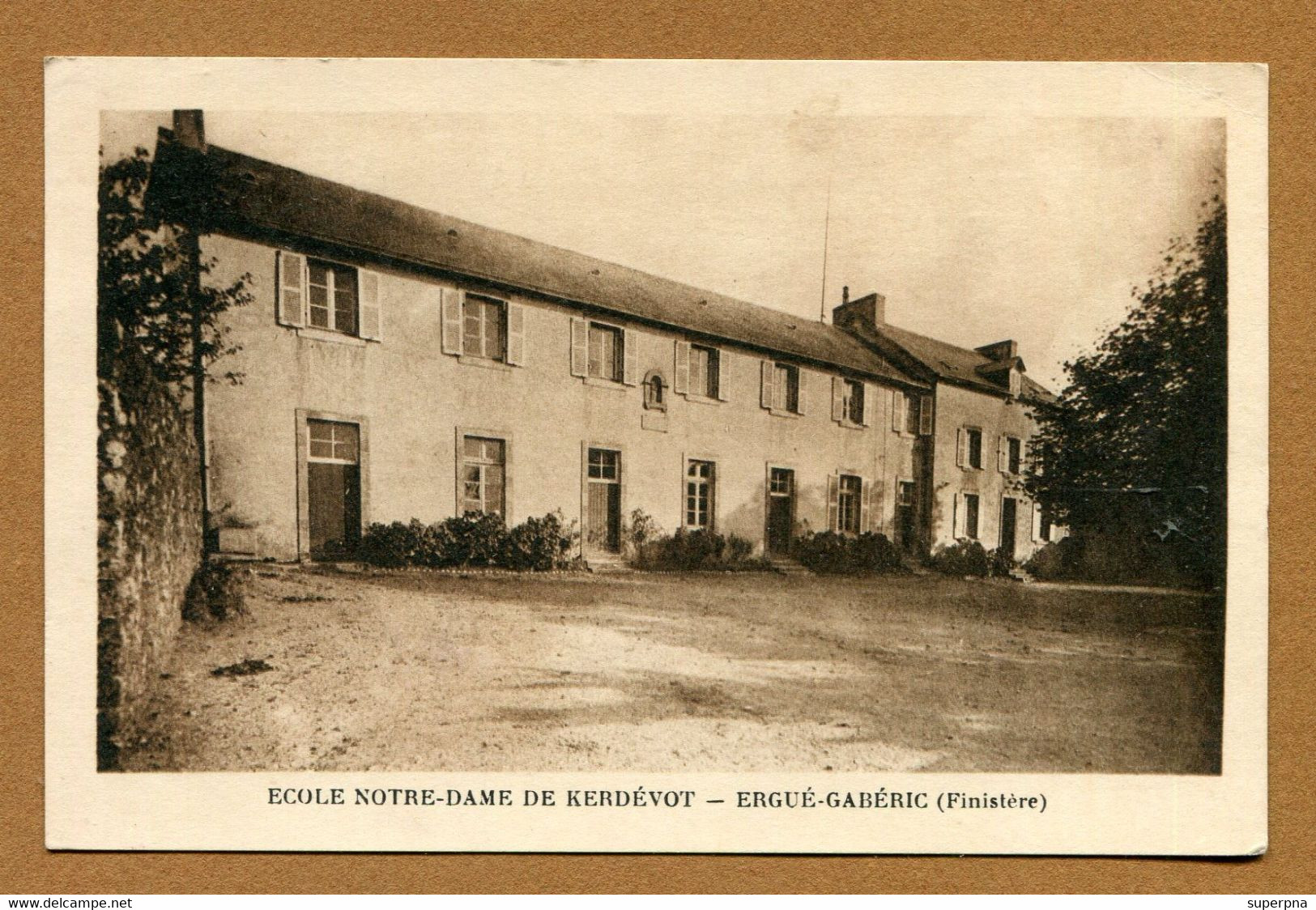 ERGUE-GABERIC  (29)  : " ECOLE NOTRE-DAME DE KERDEVOT "