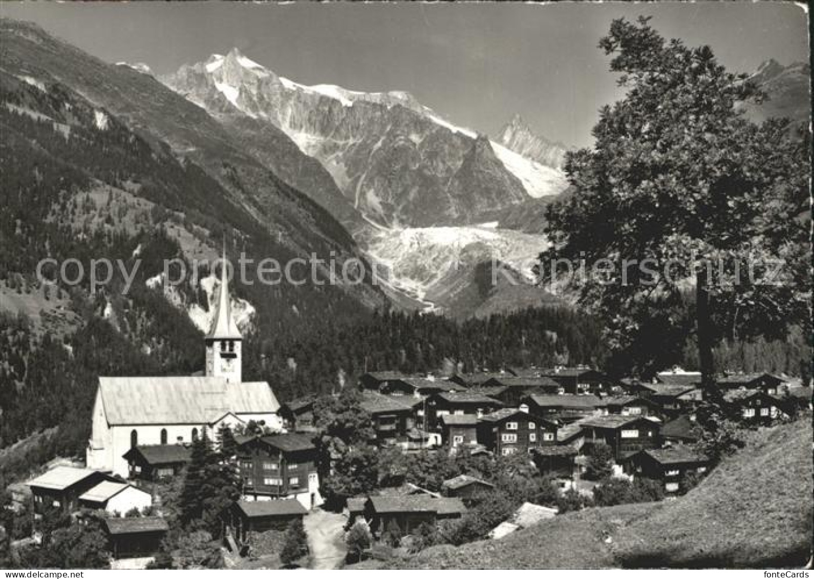 Ernen Ortsansicht mit Kirche Wannehorn Finsteraarhorn Berner Alpen