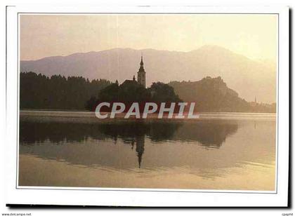 CPM Bled en the Slovene Alps gardien solitaire sur son flot boise le clocher medieval de l'eglise Sa