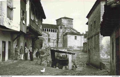 Santillana del Mar SANTANDER Cantabria ES Detalle de una calle Al fondo la Coleg