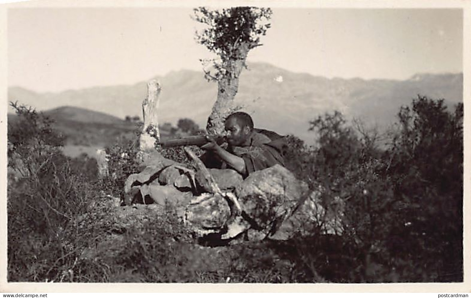 España - CEUTA - Marroquí dispara un rifle - POSTAL FOTO - Ed. Francisco Rubio (Ceuta)