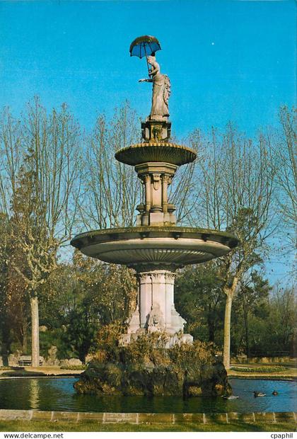 CPM Barcelona Barcelona Parc de la Ciudadela Dame du Parapluie