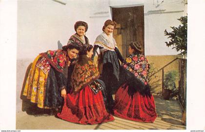 España - ARROYO DE LA LUZ (Extremadura) Vestido de gala - Fotografiado en 1949 para la Hispanic Society of America (Nuev