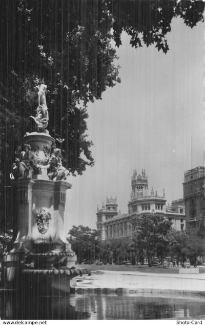 ESPAGNE MADRID FUENTE DE LAS CUATRO ESTACIONES Y PALACIO DE COMUNICACI