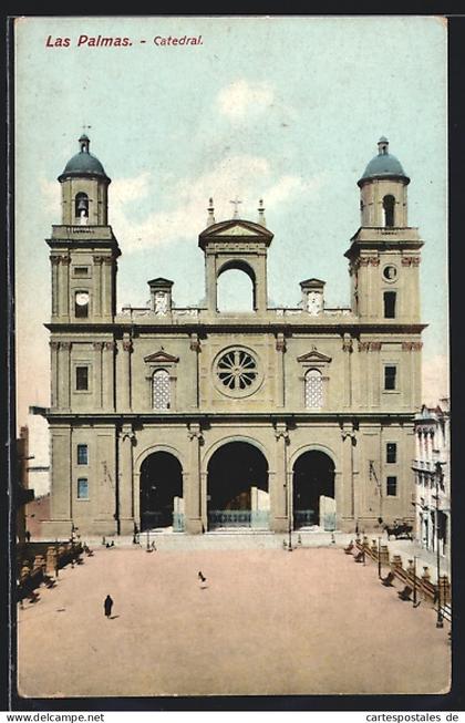 Postal Las Palmas, Catedral con unas personas