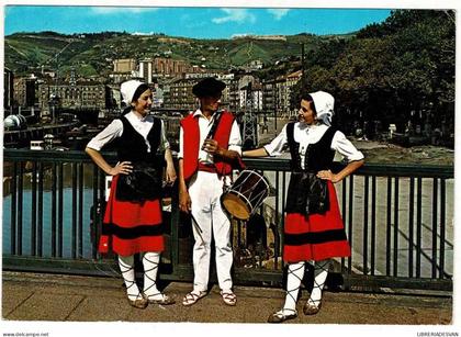 Postal Vizcaya. Bilbao. Folklore Vasco. Puente de la Victoria No. 11202
