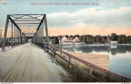 B672 US Michigan Grand River at North Park Grand Rapids Bridge vintage postcard