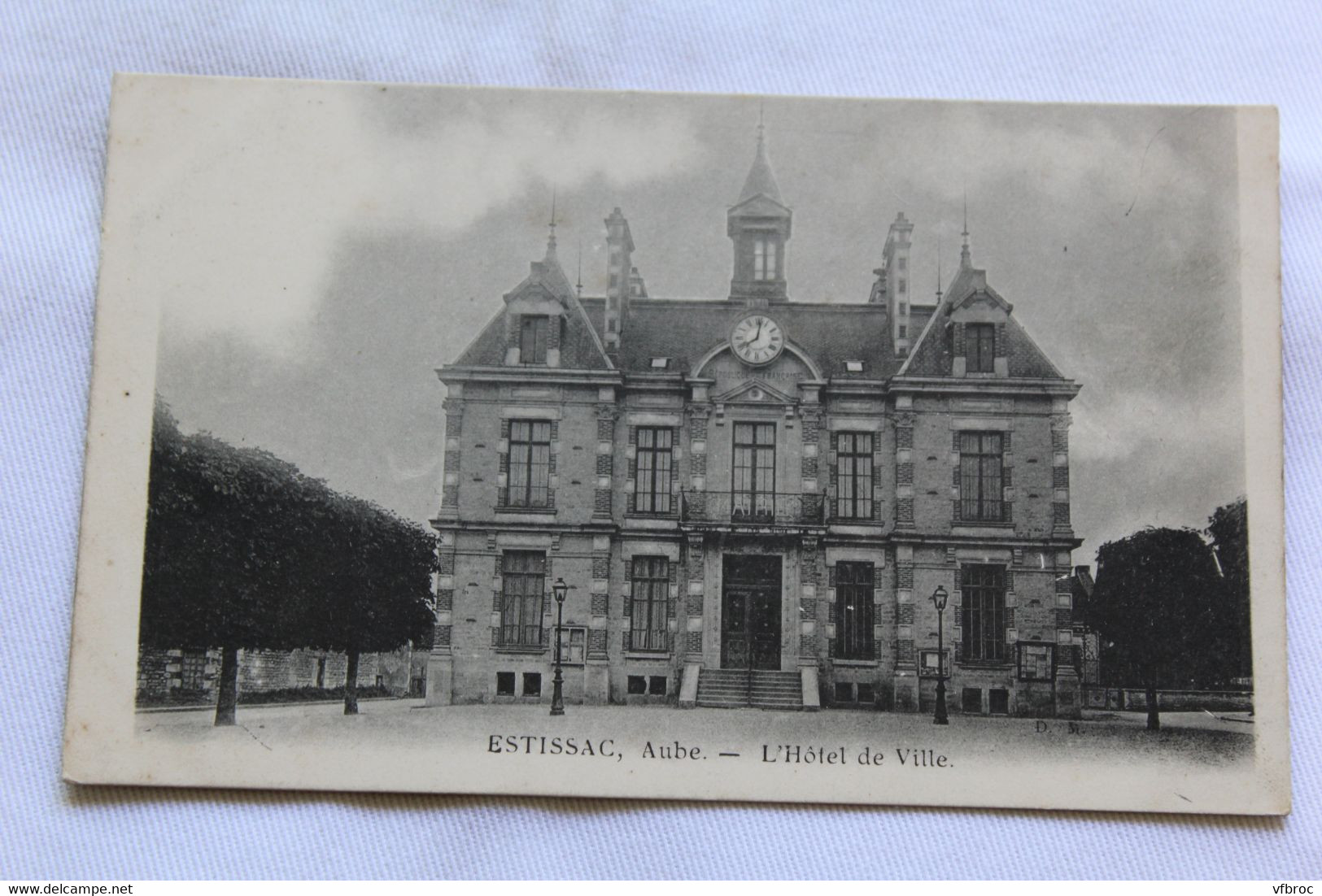 Estissac, l'hôtel de ville, Aube 10