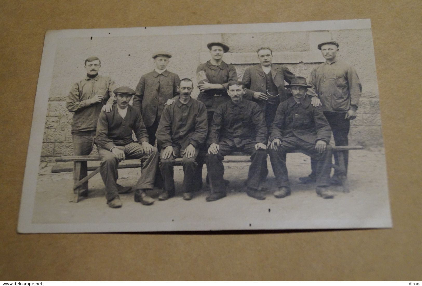 Etalle,ancienne photo carte groupe d'ouvriers,à l'arrière est inscrit chaussure,Etalle