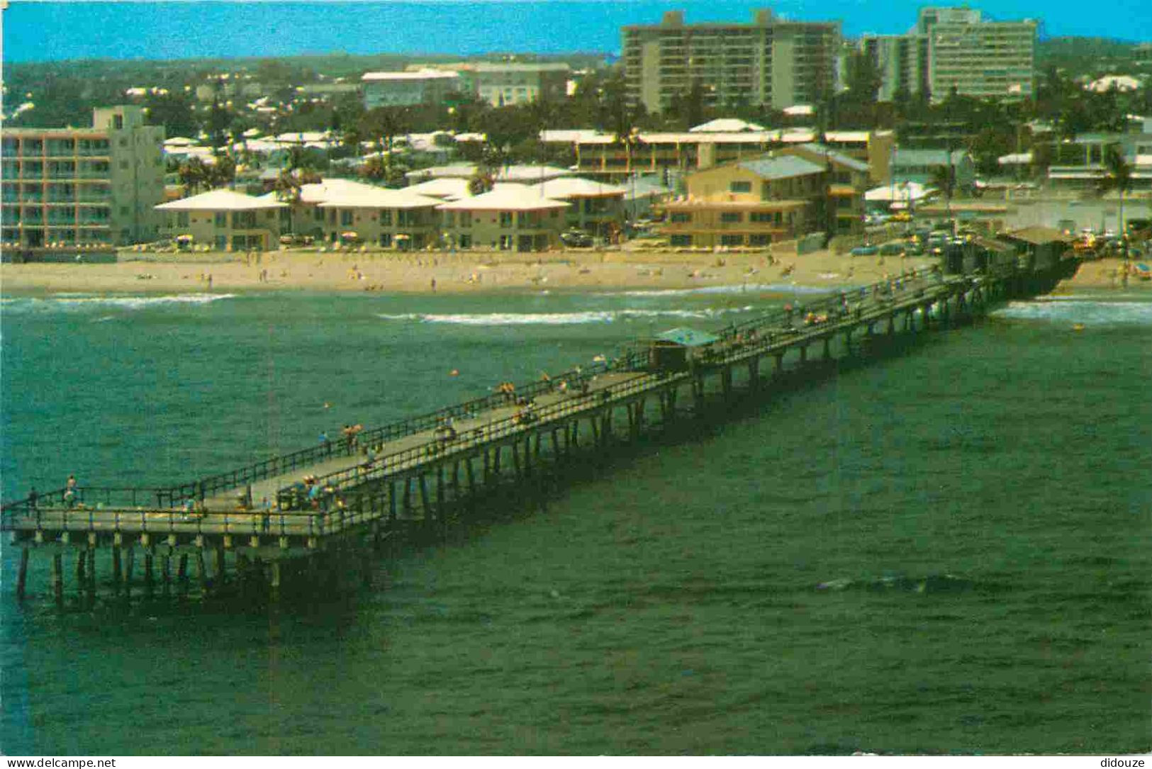 Etats-Unis - Fort Lauderdale - Fishing pier juts out into the blue waters of the atlantic at tropical lauderdale by-the-