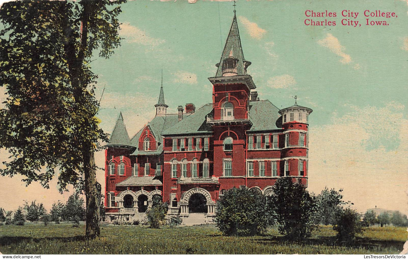 ETATS UNIS - Iowa - Charles City College - Façade rouge - Tourelles - Herbe - Arbres - Carte Postale ancienne