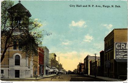 PC US, ND, FARGO, CITY HALL AND N. P. AVENUE, Vintage Postcard (b61926)