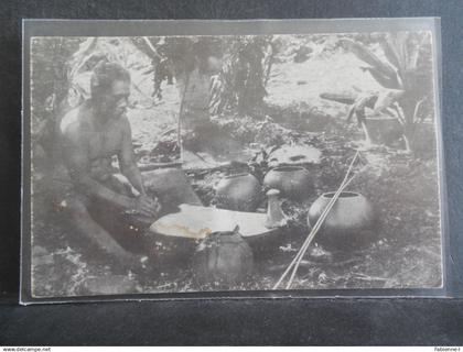CPA - Hawaï - Poi pounder in old Hawai, circa 1890