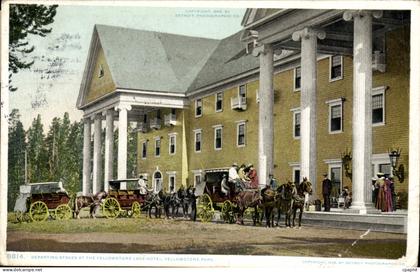 CPA Departing stages at the Yellowstone Lake Hotel Yellowstone Park