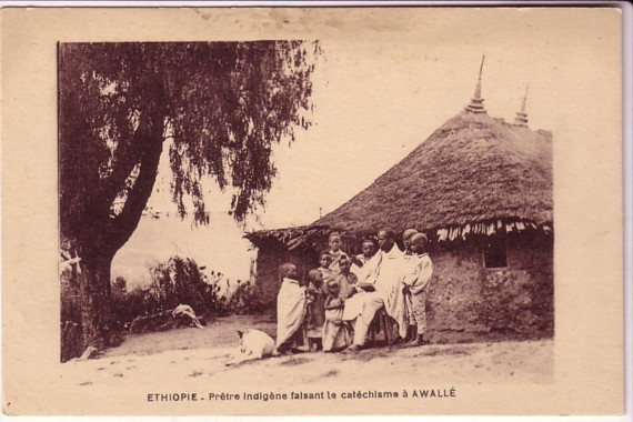 ETHIOPIE Pretre indigene faisant le cathechisme a WALLE