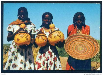 96001 / ETHIOPIA - GIRLS WITH SAMPLES OF THE LOCAL COTTAGE INDUSTRY ,  Ethiopia Äthiopien Éthiopie