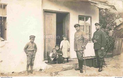 Mazedonien Nordmazedonien Macedonia Soldaten auf Heimaturlaub mit Familie