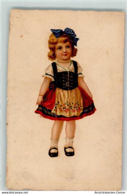 39291126 - Dirndl Maedchen  mit einer Schleife im Haar