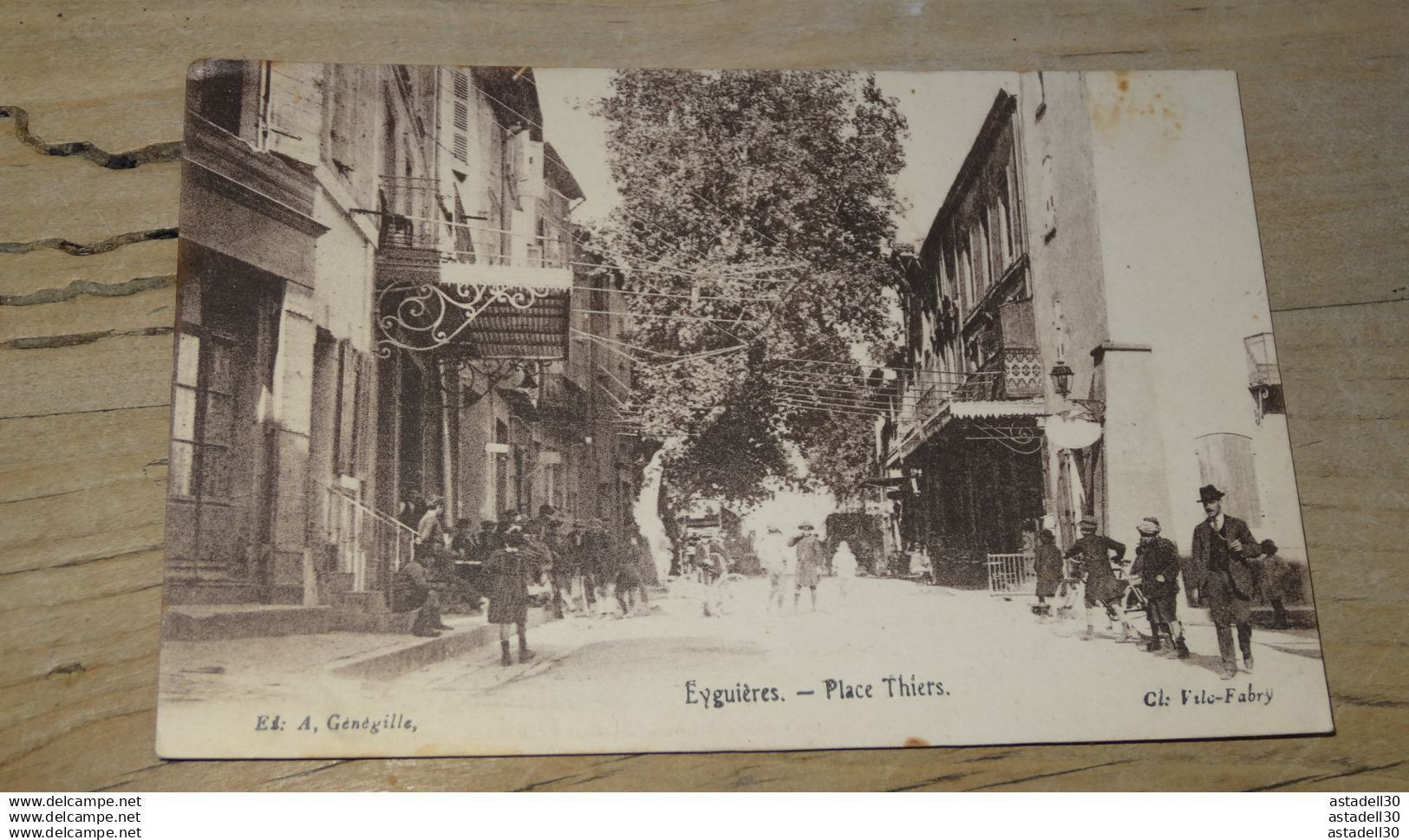 EYGUIERES : place Thiers ............ 8145