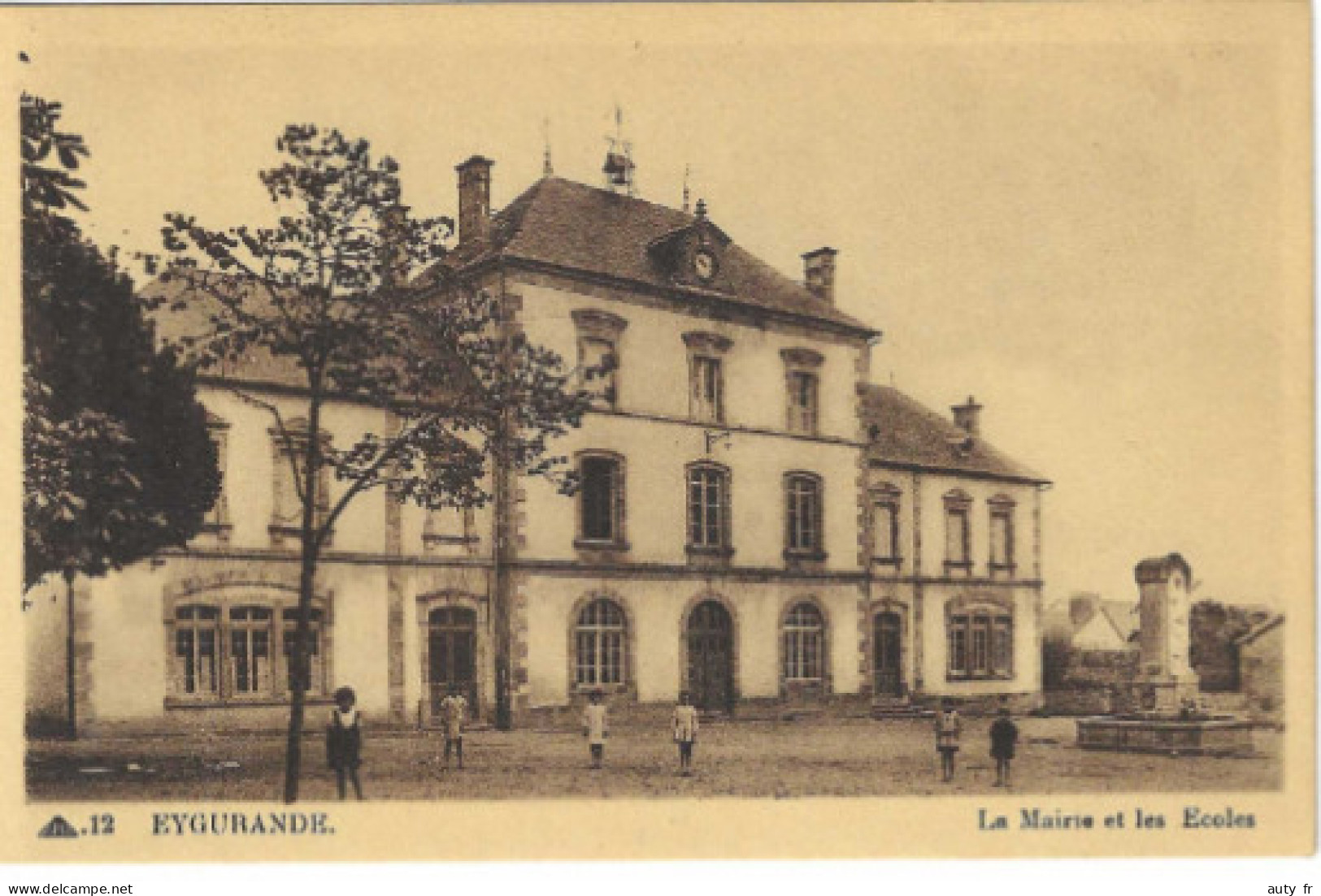EYGURANDE - La Mairie et les Ecoles