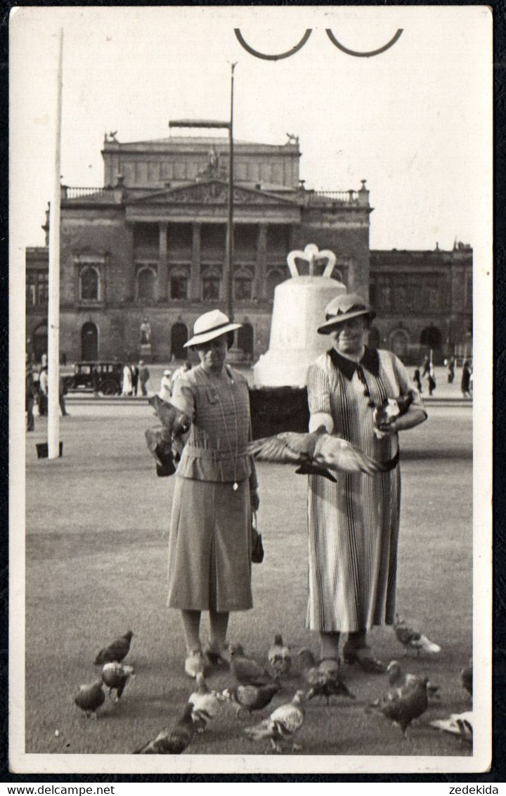 F8904 - Leipzig Theater Opernhaus Glocke Glockenweihe ?? Mode Junge Frau mit Hut
