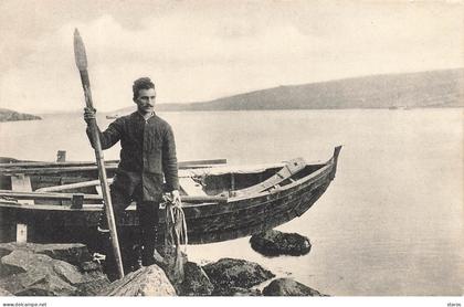 Iles Féroé - Pêcheur près de sa barque