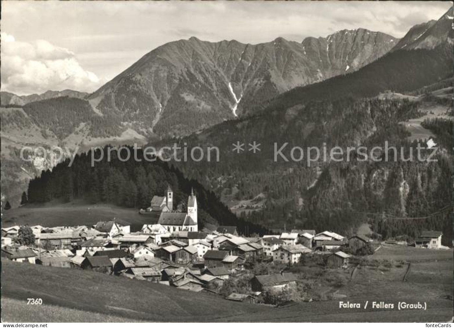 Falera Ortsansicht mit Kirche Alpenpanorama