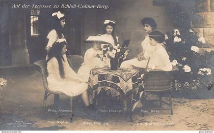 Luxembourg - Famille Grand-Ducale - Les princesses sur la terrasse du château de Colmar-Berg