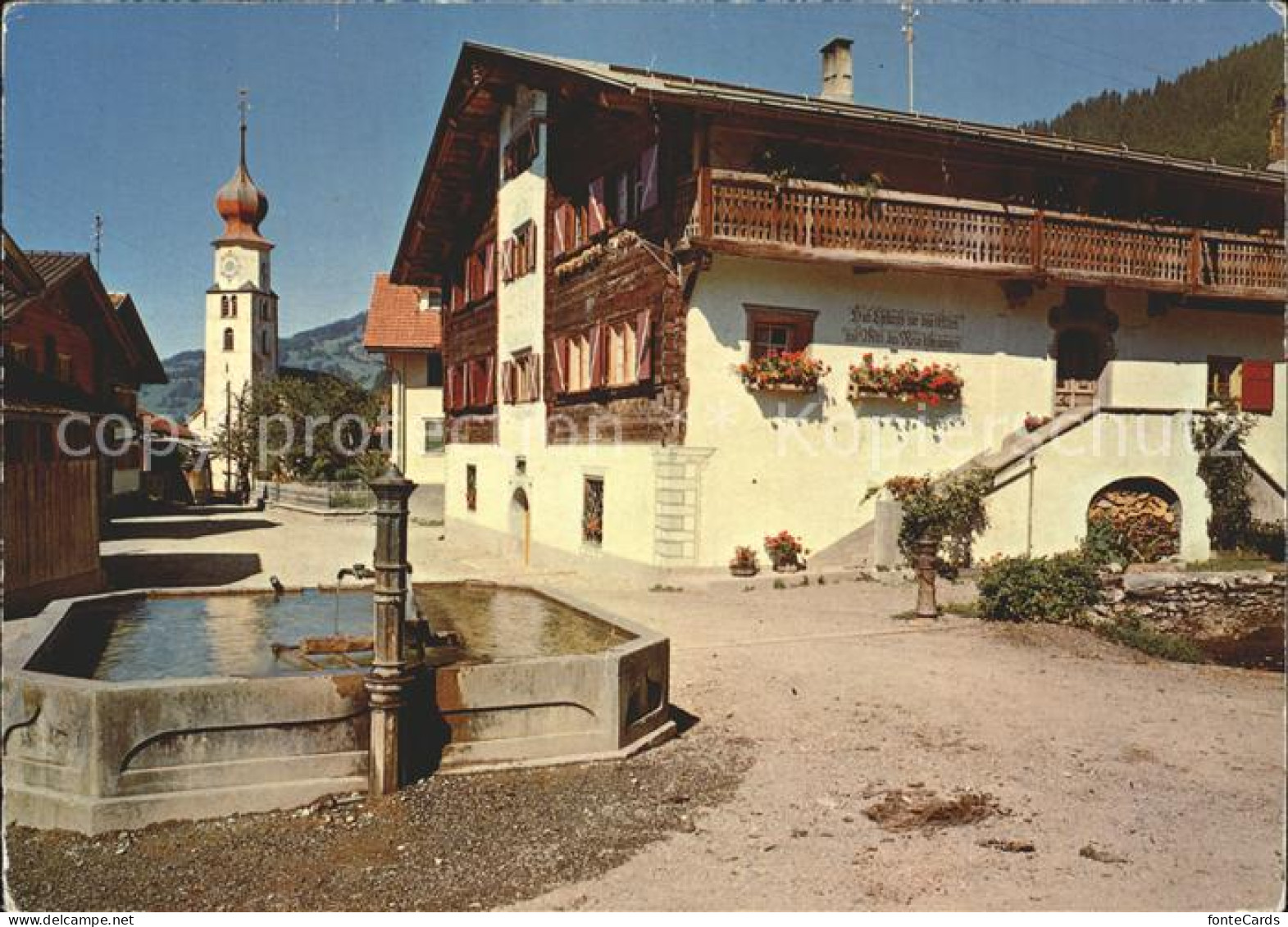 Fanas Dorfbrunnen altem Praettigauerhaus