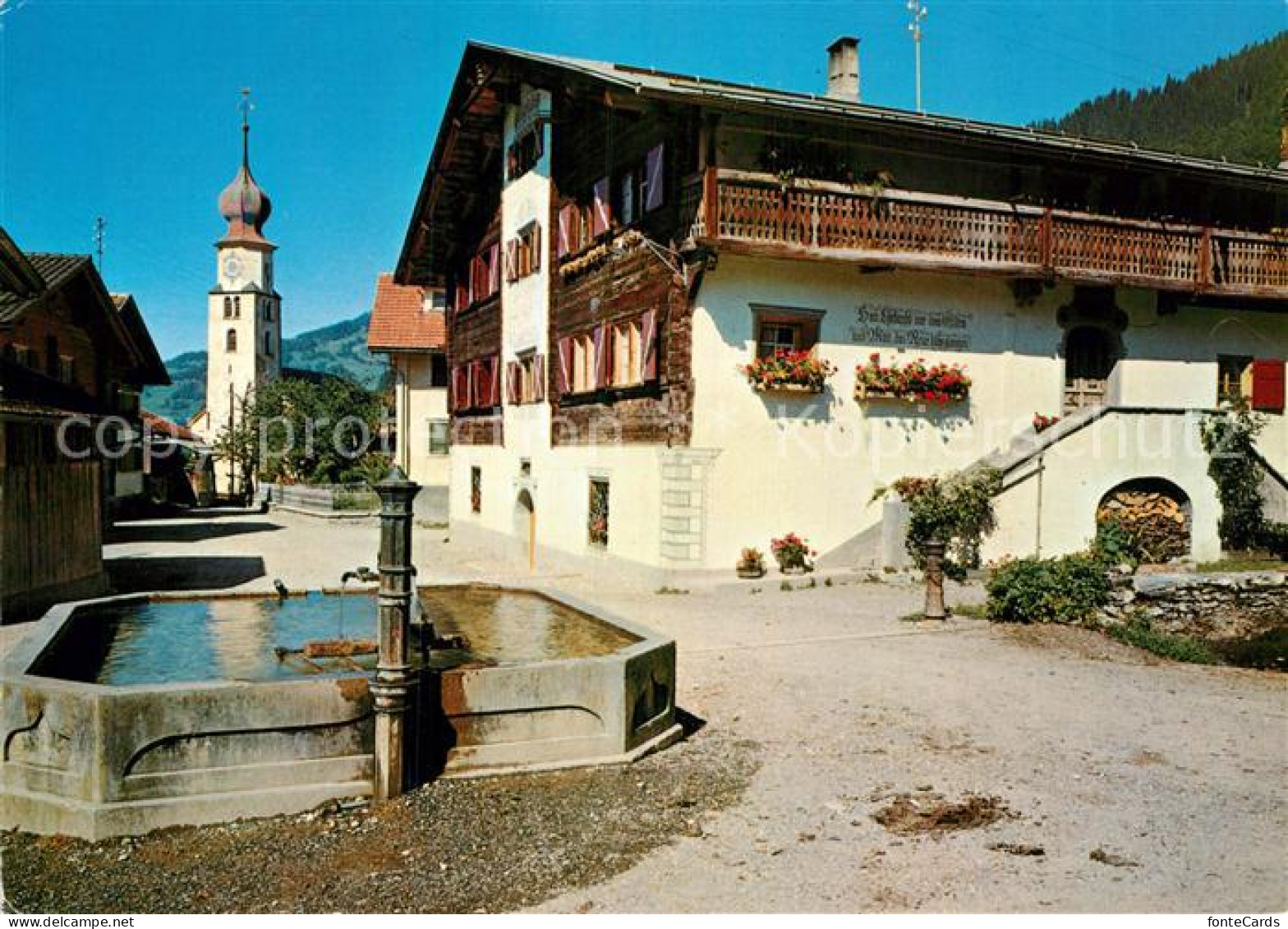 Fanas Dorfbrunnen mit altem Praettigauerhaus