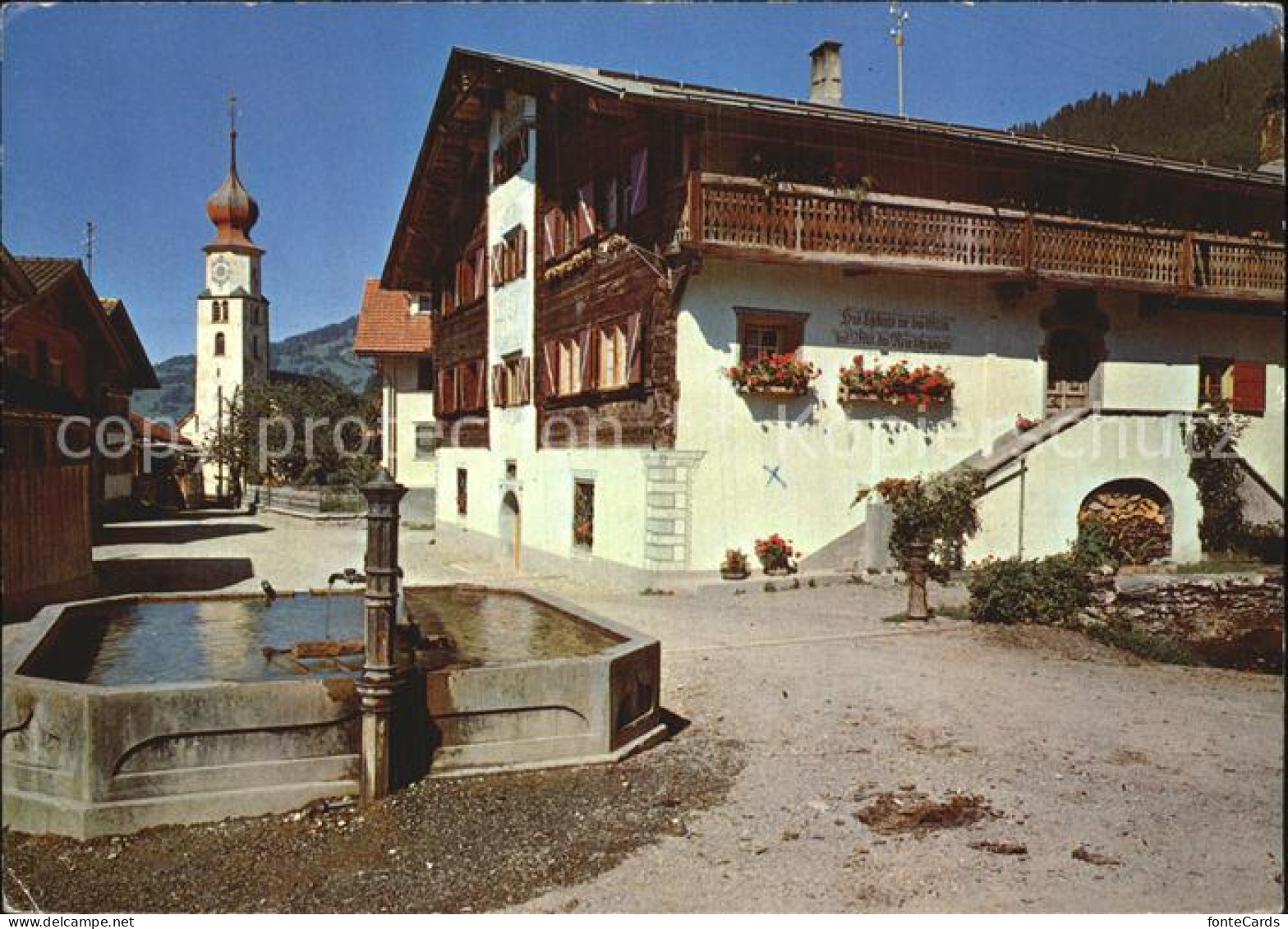 Fanas Praettigauerhaus mit Dorfbrunnen