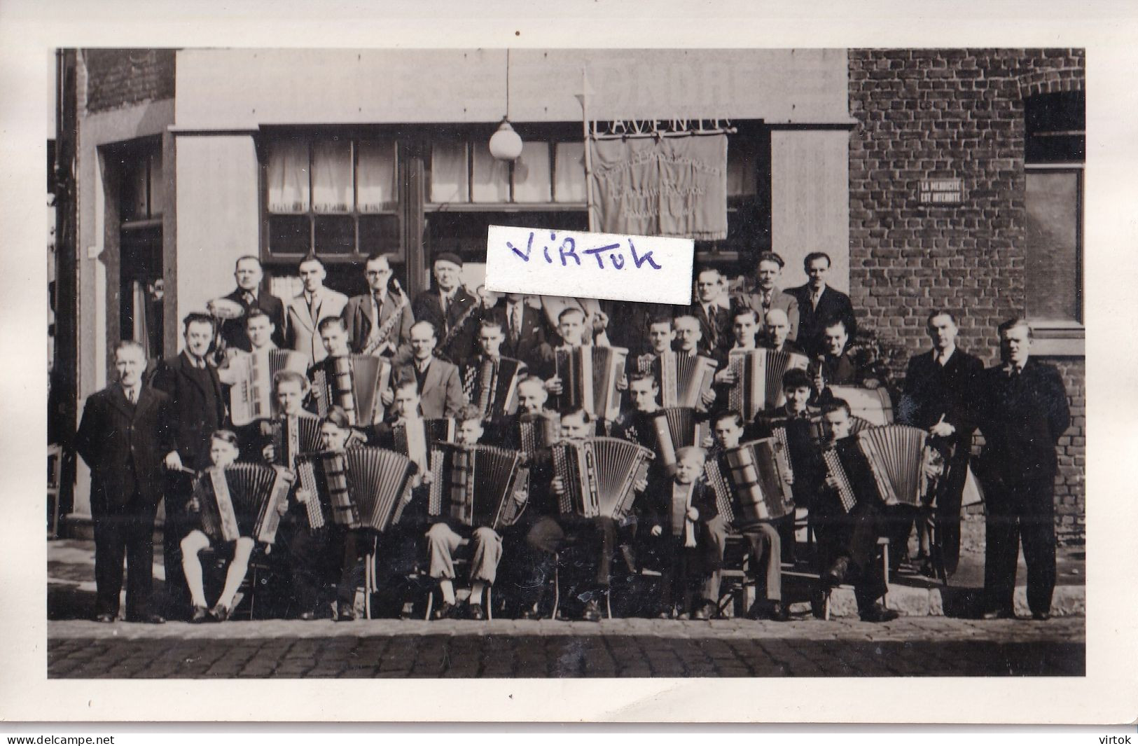 Fayt-lez-Manage : ( sur le drapeau )    L'avenir Faytois - fondée 1947 (  Accordions )  carte photo