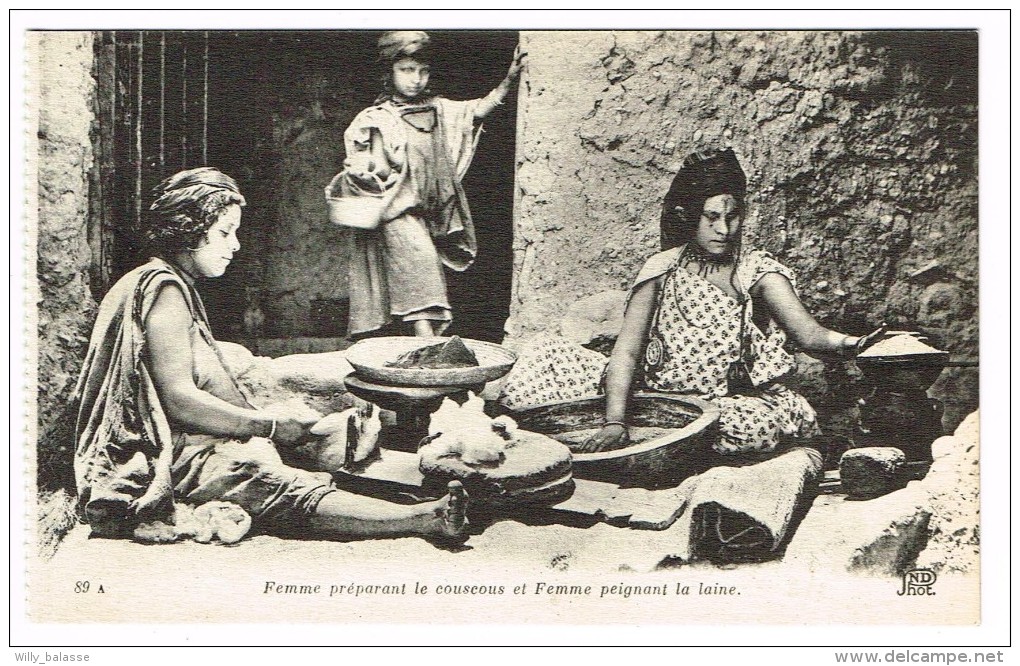 "Femme préparant le couscous et Femme peignant la laine"
