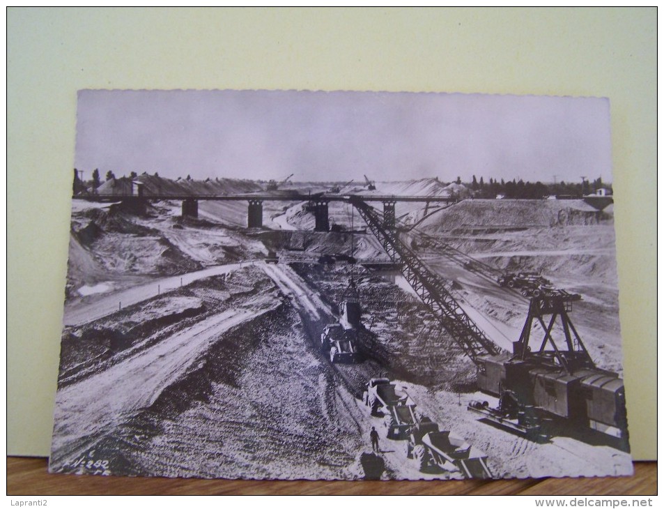FESSENHEIM (HAUT RHIN)  CHUTE DE FESSENHEIM. CANAL D'AMENEE. GROS TERRASSEMENTS. PONT PROVISOIRE SUR LE CANAL