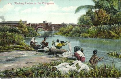 PC PHILIPPINES, WASHING CLOTHES IN THE PHILIPPINES, Vintage Postcard (b39808)