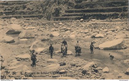 PHILIPPINES    MISSIONNAIRE EN TOURNE APOSTOLIQUE  LA PASSAGE D'UNE RIVIERE      2 SCANS