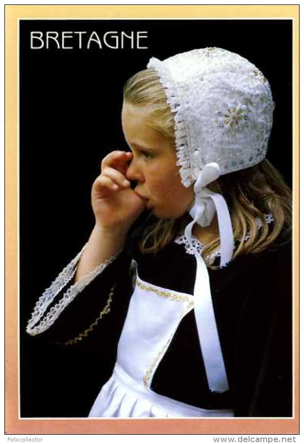 Fillette en costume de Plonévez du Faou (29)