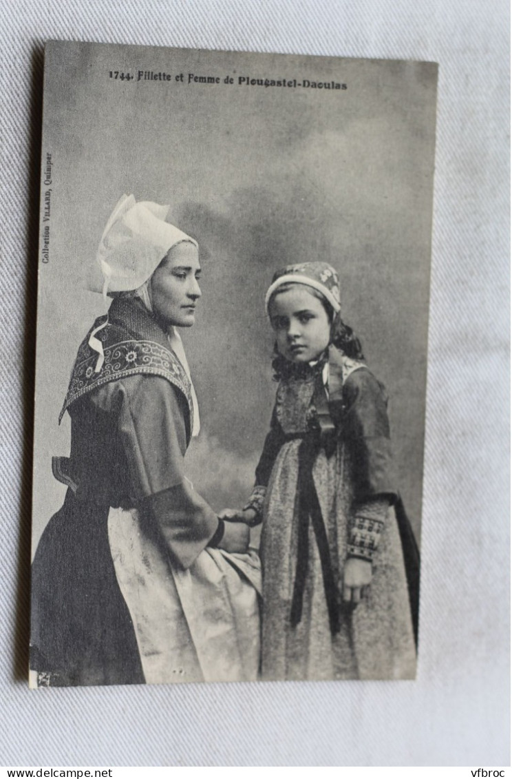 fillette et femme de Plougastel Daoulas, Finistère 29