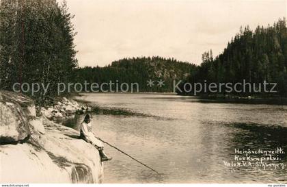 Finnland Heinaevedenreitti Maedchen beim Angeln