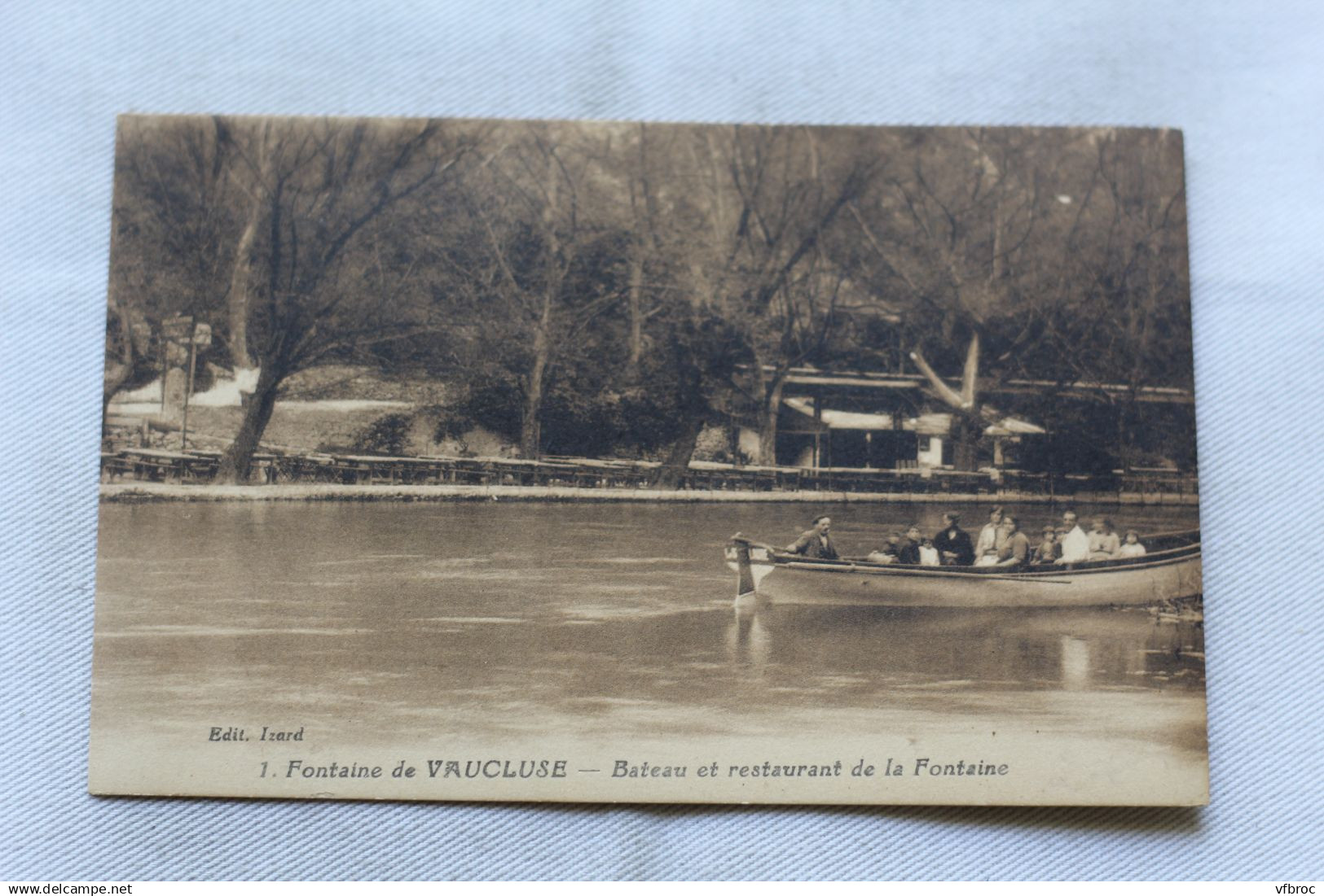 Fontaine de Vaucluse, bateau et restaurant de la Fontaine, Vaucluse 84