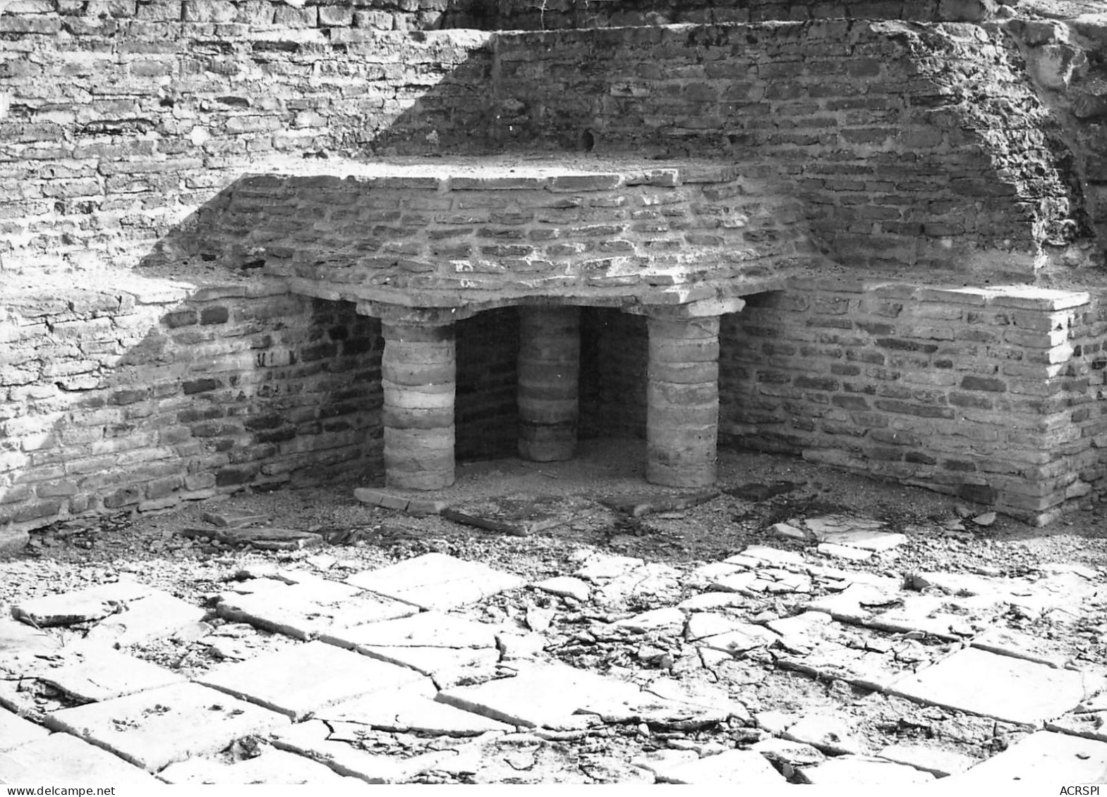 FONTAINES SALEES Angle de la chambre de chauffe de la piscine chaud des thermes 33 (scan recto verso)MG2868BIS