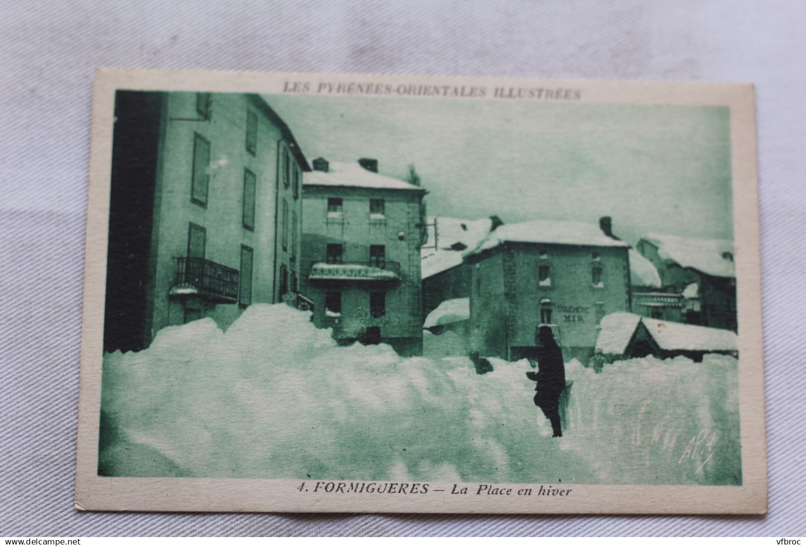 Formiguères, la place en hiver, Pyrénées Orientales 66