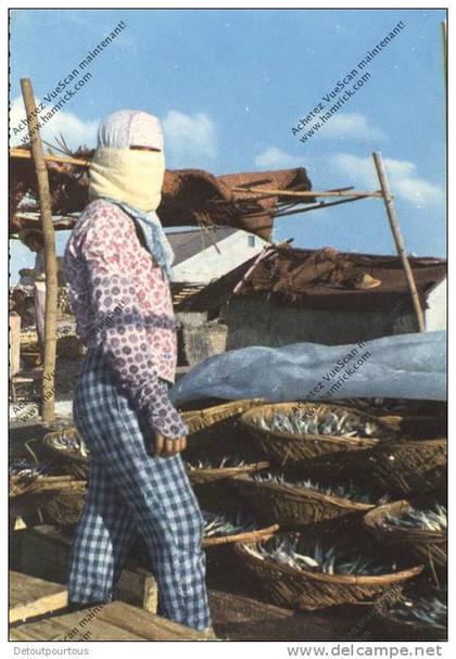 FORMOSE FORMOSA : PESCADORES  jeune fille ouvrière pêche  fish fishing  working girl ragazza operaia
