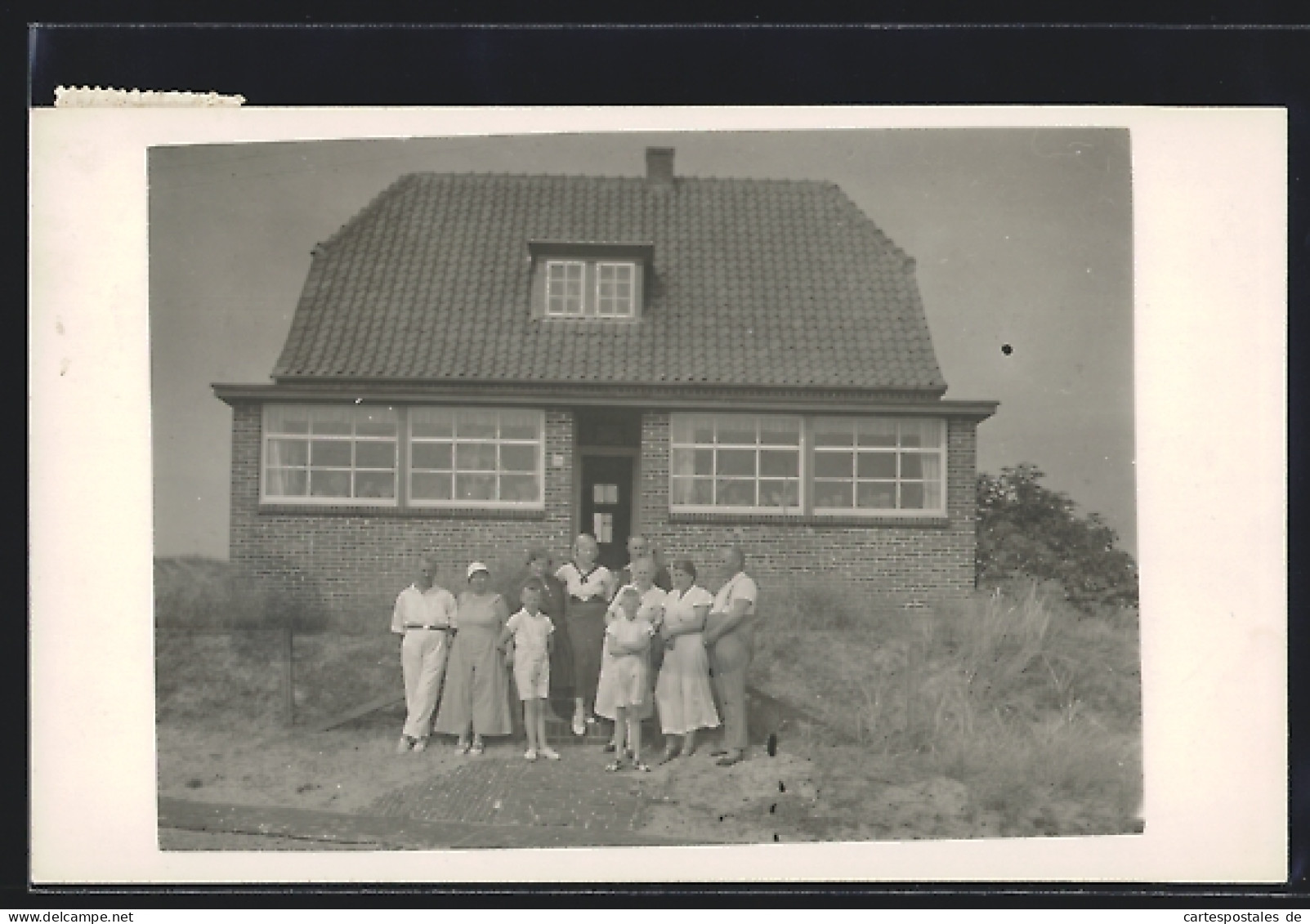 Foto-AK Angermünde, Eigenheim Familie Hübner mit Bewohnern, 1932