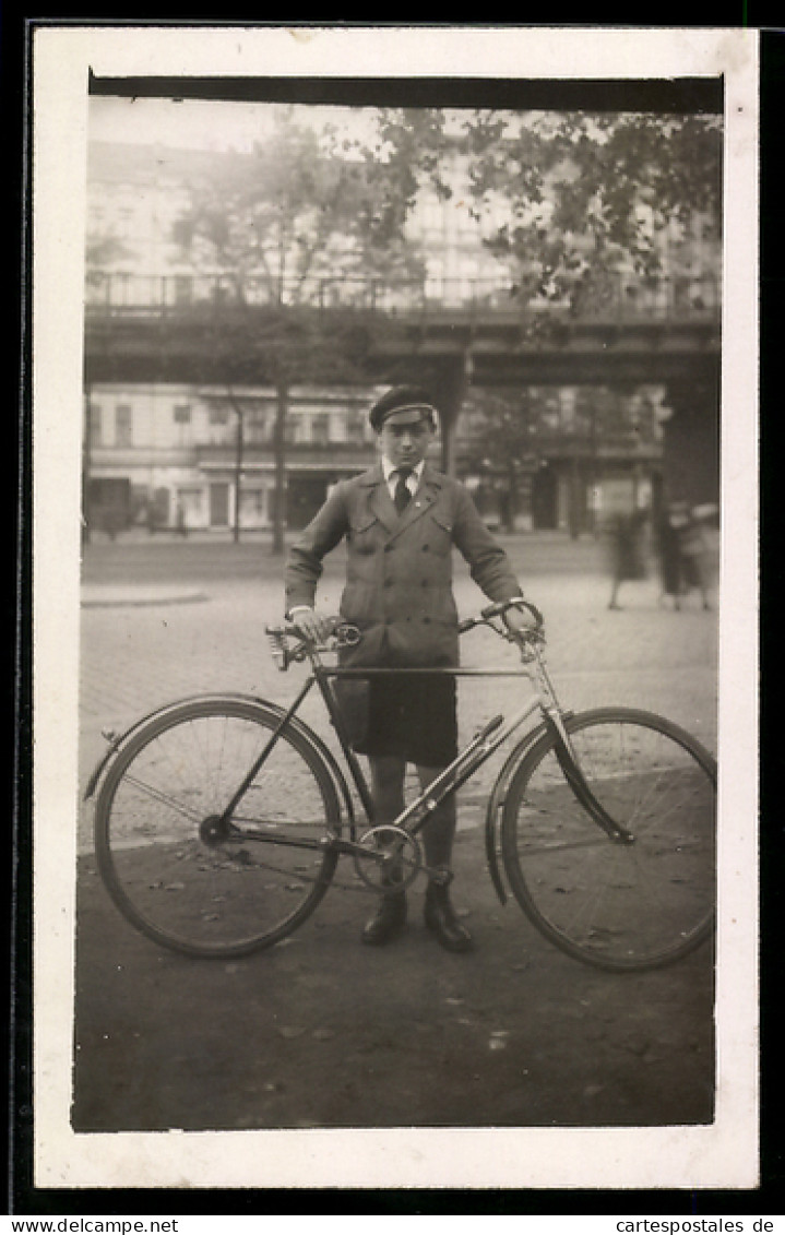 Foto-AK Berlin-Prenzlauer Berg, Fahrradfahrer, Schönhauser Allee mit Magistrale (U-Bahn-Trasse)